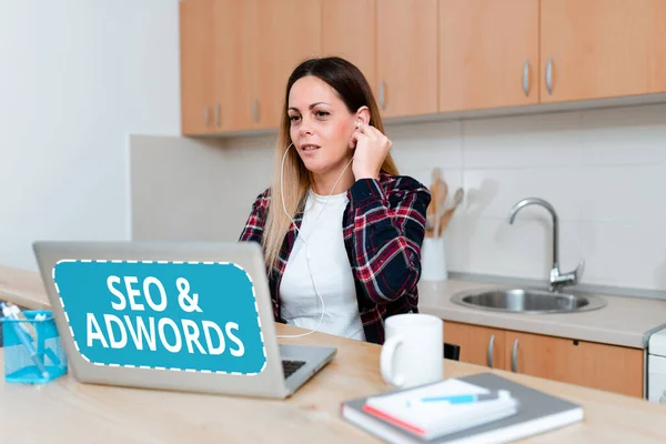 Leyenda de texto que presenta Seo y Adwords. Concepto que significa que son las principales herramientas componentes de Search Engine Marketing Abstract Online Conference Discussion, Digital Classroom Ideas —  Fotos de Stock