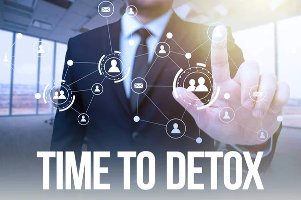 Textzeichen mit Time To Detox. Unternehmensübersicht, wenn Sie Ihren Körper von Giftstoffen reinigen oder aufhören, Drogen zu konsumieren Mann im Büro Uniform im Stehen Virtuelle Taste mit Tablet drücken. — Stockfoto