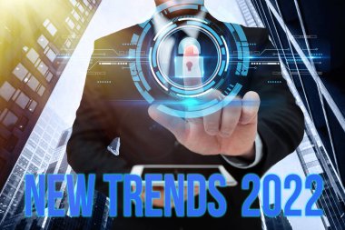 2022 Yeni Eğilimleri gösteren bir tabela. Ofisteki Cep Telefonunun Elle Dokunma Ekranı 'nın geliştirildiği kavramsal fotoğraf genel yönü gelecekçi teknolojiyi gösteriyor.