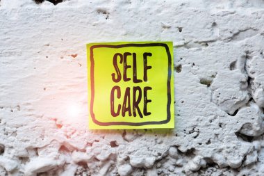 Öz Bakım 'ı göster. İnternet kavramı, kişinin kendi sağlığını geliştirmek için harekete geçme uygulaması Yeni Parlak Fikirler Düşünmek Yaratıcılık ve İlham Vermektir