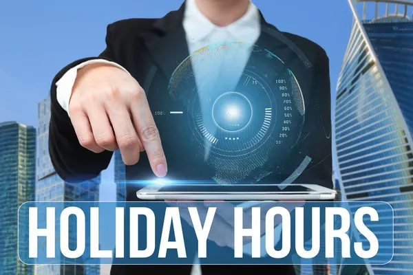 Концептуальный дисплей Holiday Hours. Слово, написанное на сотрудника получает в два раза больше их нормальной заработной платы за все часы рука касаясь экрана мобильного телефона Показаны футуристические технологии S. — стоковое фото