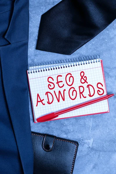 Εννοιολογική λεζάντα Seo And Adwords. Business concept they are main tools components of Search Engine Marketing Παρουσιάζοντας Νέα κατάλληλα σχέδια ενδυμάτων εργασίας, Εμφάνιση Τυπικά ρούχα γραφείου — Φωτογραφία Αρχείου