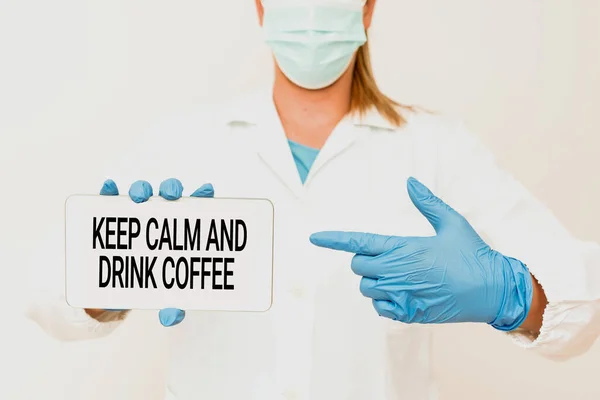 Ręczny napis Zachowaj spokój i pij kawę. Słowo zachęcające do picia kofeiny i relaksu Demonstrująca technika medyczna prezentująca nowe odkrycie naukowe — Zdjęcie stockowe