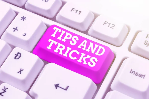 Håndskrift tekst Tips og tricks. Business udstillingsvindue betyder stykke råd måske foreslå, hvordan forbedre Oprettelse New Online Shop Business, Typing List Of Trading Goods - Stock-foto