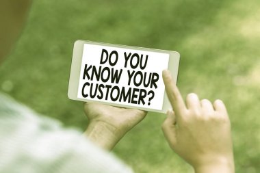 Müşteri Sorunu Tanıyor musun 'u gösteren bir tabela. Hizmette yazılan sözcük, insanları Birleştiren Ses ve Görüntü Çağrı Yetenekleri ile ilgili bilgileri olan istemcileri tanımlar