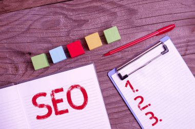 Mesaj işareti Seo 'yu gösteriyor. Kavram derken, çok renkli yüzeyde bulunan, yakın iş yerinizi çevrimiçi olarak pazarlamak için inanılmaz etkili bir yöntem olan Örnek Küp Kutuları Yığını