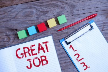 El yazısı harika bir iş. İnternet Konsepti, iyi yaptıkları bir şey için birini övmeyi kullanırdı. Yüzeyde Çok Renkli Boyalı Küp Küp Kutuları Yığını