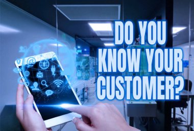 Müşteri Sorunuzu Tanıyor musunuz metni yazılıyor. Konsept demek, hizmetin müşterileri ilgili bilgilerle tanımlaması demek. Kadın, geleceğin teknolojisini gösteren tabletin en üst ekranını işaret ediyor..