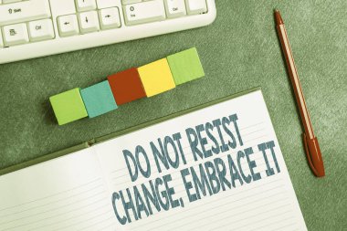 Kavramsal görüntü Değişikliğe Karşı koyma Kucakla onu. Değişikliklere açık olun sözcüğü. Yeni şeyleri deneyin. Yüzeyde Çok Renkli Kutular Üzerine Pozitif Kübik Kutular