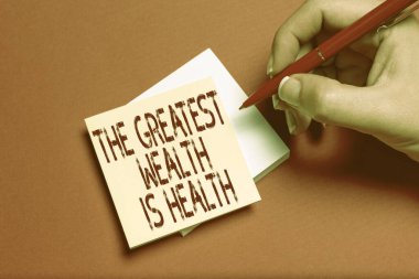 En Büyük Zenginlik Sağlıktır metni yazmak. Bir çok kişi parasını sadece sağlıklı olmak için feda ediyor Yaratıcı Tasarımlar çiziyor Önemli Notlar alıyor Yeni Fikirler Planlıyor