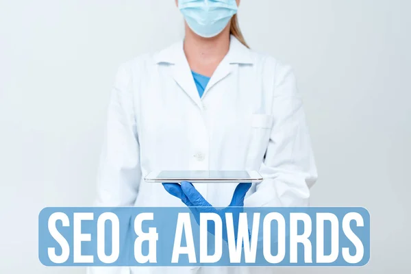 Υπογραφή εμφάνισης Seo And Adwords. Επιχειρηματική επισκόπηση είναι τα κύρια συστατικά εργαλεία του Search Engine Marketing Demonstrating Medical Techology Παρουσιάζοντας Νέα Επιστημονική Discovery — Φωτογραφία Αρχείου