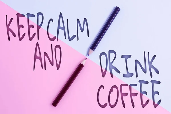 手書きのテキストは落ち着いてコーヒーを飲み続けます。言葉は、人がカフェインドリンクを楽しむことを奨励し、リラックスするために書かれた2つのオブジェクト別の色の背景に外側に直面して配置 — ストック写真