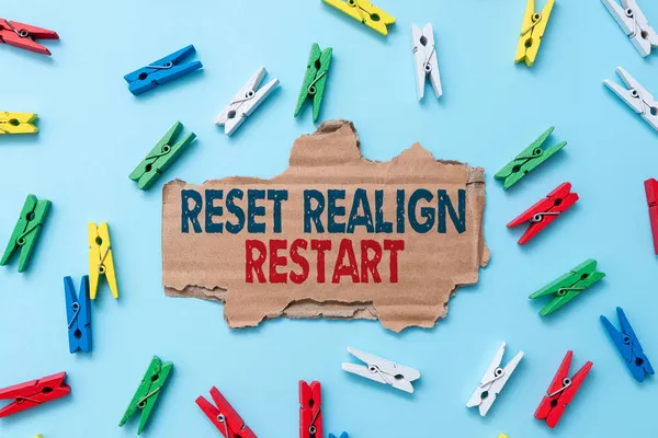 Вдохновение показывает знак Reset Realign Restart. Аудит Word Wide on Life поможет расставить вещи по местам. — стоковое фото