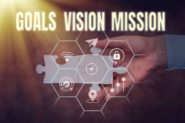 Bildunterschrift: Ziele Vision Mission. Wort für praktischen Planungsprozess, der verwendet wird, um der Gemeinschaft zu helfen, Puzzleteile für Hand zu halten, die neue futuristische Technologien erschließen. — Stockfoto