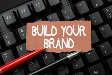 Markanızı Geliştirin kavramsal görüntüsü. Reklam kampanyaları kullanarak marka eşitliğini arttıran kavramsal fotoğraf çevrimiçi önemli veri toplama, kelime işleme uygulaması geliştirme