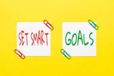 Kavramsal başlık Akıllı Hedefler Belirle. İş yaklaşımı, Eleştirel Düşünme Bulma İpuçları Bulma ve Veri Toplama konularında rehberlik etmek için kriterler verir