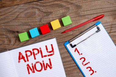 Metin gösterimi yazılıyor Şimdi Uygula. İş yaklaşımı resmi olarak yazılı bir şey talep ediyor ya da yüzeyde çok renkli cilalanmış Küp Örnek Kutuları Yığını göndererek