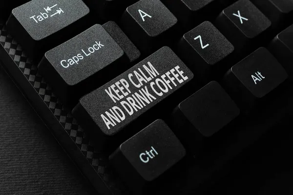 Bildunterschrift: Behalten Sie Ruhe und trinken Sie Kaffee. Konzept, das bedeutet, Menschen zu ermutigen, Koffein zu trinken und sich zu entspannen Neue Nachrichten online zu versenden, visuelle Romane zu schreiben, Kurzgeschichten zu schreiben — Stockfoto