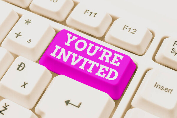 Continual display You Re Invited. Концепция означает сделать вежливый дружеский запрос к кому-то пойти куда-то Создание нового интернет-магазин Бизнес, набрав список торговых товаров