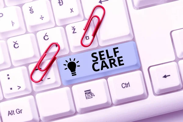 Teksten weergeven Zelfzorg. Zakelijk overzicht van de praktijk van het nemen van maatregelen om je eigen gezondheid te verbeteren Typing Nuttige Blog Tutorial En Gidsen, Onderzoek Strategieën Online — Stockfoto