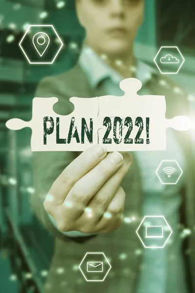 Señal de escritura a mano Plan 2022. Visión general del negocio propuesta detallada haciendo algo el próximo año Mujer de negocios sosteniendo Jigsaw Puzzle Pieza Desbloquear nueva tecnología futurista. —  Fotos de Stock