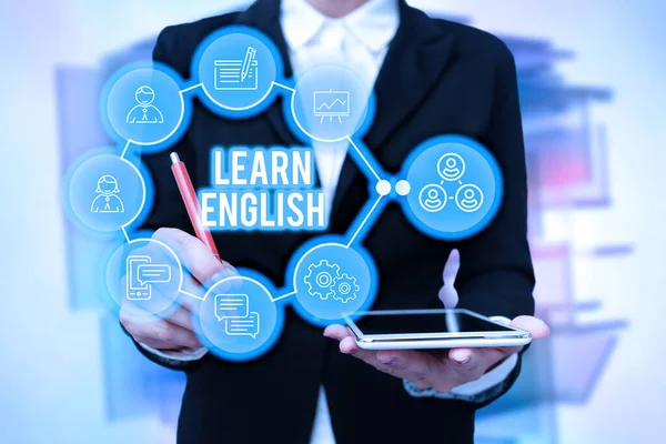 Bildunterschrift: Englisch lernen. Business-Ansatz erwerben Kenntnisse in neuer Sprache durch Studie Lady In Uniform Holding Tablet In Hand Virtual Typing Futuristic Tech. — Stockfoto