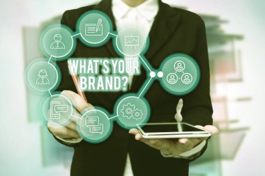 Markanızın sorusu nedir kavramsal başlık. Ürün logosunun ne yaptığını ya da Üniformalı Kadın Tutma Tabletini Elinizde Tutarken Fütüristik Teknoloji Yazarken ne ile iletişim kurduğunuzu soran bir kelime..