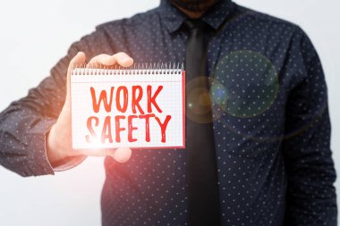 El yazısı tabelası İş Güvenliği. Yeni Planlar ve Planlama Sürecini Sunan Fikirler Sunan çalışanların sağlığını sağlama amaçlı kavramsal fotoğraf politikaları ve prosedürler