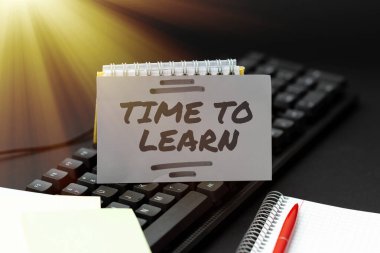 El yazısını öğrenme zamanı. Kavramsal fotoğraf: Gerçekleri ve fikirleri anlama, Program Zamanlaması, Yeniden Yazma ve Hata Ayıklama Programı Sicim Kodları 'nı yazma ihtiyacı