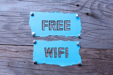 Ücretsiz Eş ilhamını gösteren bir metin. Eski Duvar Kağıdı Tasarımı, Yeni Duvar Şablonu ve Düzeni 'ni Değiştirmeden Halka açık yerlerde İnternet' e bağlanmanıza izin verecek kelime