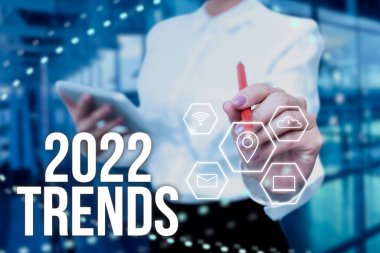 2022 Trendleri gösteren bir tabela. Üniformalı Kadın Tutma Tableti 'ni fiilen Fütürist Teknoloji' yi yazarken geliştiren ya da değiştiren bir şeyin genel yönü..