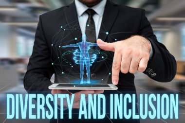 Kavramsal manşet Çeşitlilik ve kapsama. Kavram, ırk farklılığını içerir Üniformalı Cinsiyet Adamı Bekleme Tableti Yazma Futuristik Teknolojileri.