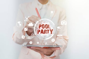 İlham, işaret havuzu partisini gösteriyor. Holografik Ekran Arayüzü 'nde Dijital Veriye Dokunan Bir Yüzme Havuzu İş Kadınının Aktivitelerini içeren İnternet Kavramı kutlaması.