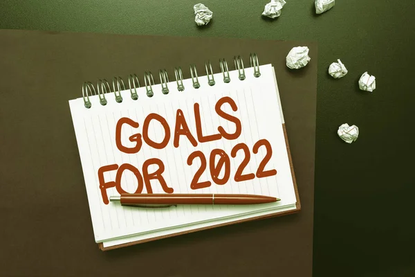 A 2022-es célokat mutató szöveges tábla. Szó Írt tárgy a személyek ambíció vagy erőfeszítés célja vagy kívánt eredmény Gondolkodás új fényes ötletek megújítása kreativitás és inspiráció — Stock Fotó