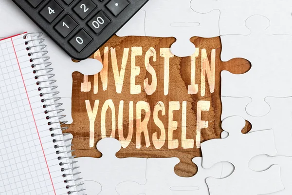 Skrivtecken Invest In Yourself. Affärsstrategi lära sig nya saker eller material vilket gör din mycket bättre bygga en oavslutad vit pussel med saknade sista biten — Stockfoto