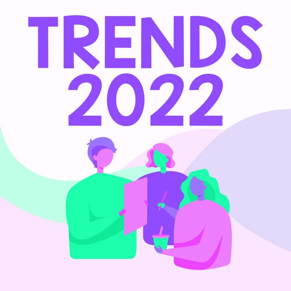 Affichage conceptuel Tendances 2022. Internet Concept direction générale dans laquelle quelque chose se développe ou change Collèges debout Parler les uns aux autres tenant la tasse de stylo en papier. — Photo