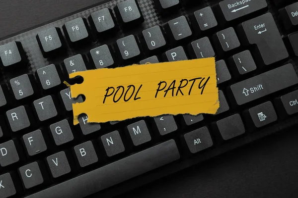 Inspiração mostrando sinal Pool Party. Celebração de abordagem de negócios que inclui atividades em uma piscina Transcrição de gravações de voz on-line, digitação e gravação Notas importantes — Fotografia de Stock