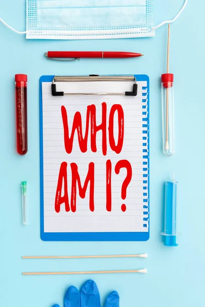 テーマは「私は誰か」。生活の中で自己のアイデンティティや個人的な目的について尋ねるための言葉重要な医療ノートを書く新しいウイルス医学の実験室テスト — ストック写真
