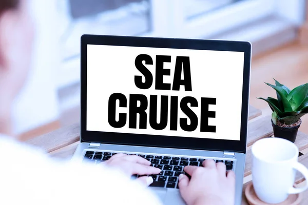 Schrijven met tekst Sea Cruise. Conceptuele foto een reis op een schip of boot genomen voor het plezier of als een vakantie Vrouw Druk met typen op Laptop Naast Coffe Mok En Plant Werken vanuit huis. — Stockfoto
