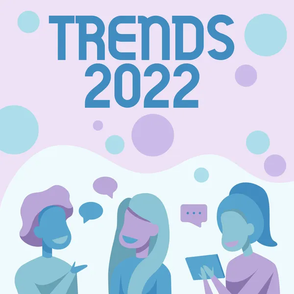 Textschild mit den Trends 2022. Konzeptionelles Foto allgemeine Richtung, in der sich etwas entwickelt oder verändert Glückliche Freunde, die miteinander reden Spaß im Gespräch haben. — Stockfoto