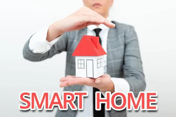 스마트 홈 (Smart Home) 은 스마트 홈을 가리킨다. 자동화 시스템 제어 조명 기후 엔터 테인 먼 트 시스템 Real Estate Agent Selling New Property, Architect Giving House Building Tip — 스톡 사진