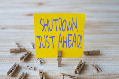 İlham, tam önümüzde kapanma işareti gösteriyor. Fabrika işletmelerinin kapanması üzerine yazılmış kısa süreli ya da sonsuza kadar çevrili boş kare notlar Yeni Fikir Gösteren çamaşır mandallarıyla çevrili.