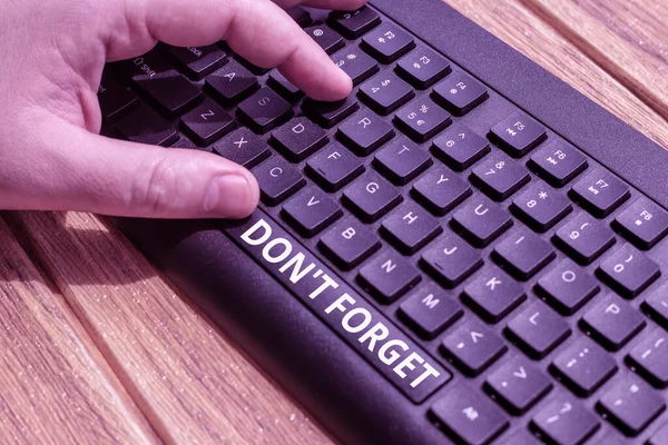Ręczny napis Don T Forget. Concept meaning Używane, gdy przypominamy komuś o ważnym fakcie lub detalu Hands pointing Pressing Computer Keyboard Keys Typewriting New Ideas. — Zdjęcie stockowe