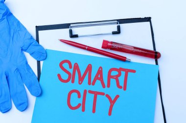 Akıllı Şehir işaretini gösteren ilham. Reçeteli İlaç Hazırlama ve Yazma, Virüsün Yayılmasını Önleme ve Yayılmasını Önleme konularında farklı elektronik İnternet kullanan İnternet Konsepti kentsel alanı