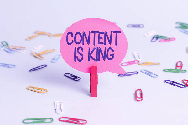 Content Is King. Маркетинг бизнес-обзор сосредоточен на растущей видимости неоплачиваемых результатов поиска Красочные офисные принадлежности Яркие Рабочие места Материалы Семинар