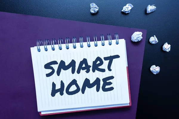 스마트 홈 (Smart Home) 이란 글을 쓴다. 자동화 시스템에 대한 단어들은 기후 엔터 테인 먼 트 시스템에 새로운 밝은 아이디어를 생각하는 새로운 창의성 과 영감을 조명한다. — 스톡 사진