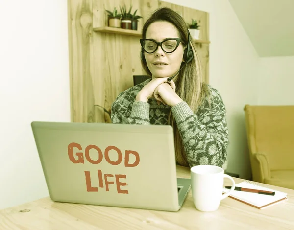 Schrijven met tekst Good Life. Zakelijk idee leven in comfort en luxe met weinig problemen of zorgen Het bijwonen van Online Meeting, Het creëren van nieuwe internet video, Het spelen van videospellen — Stockfoto