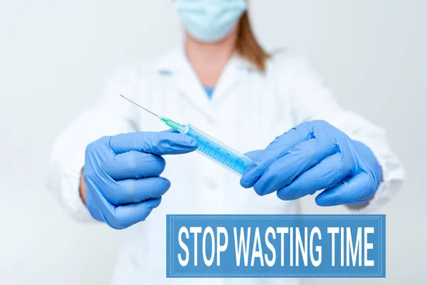 Assinar exibindo Stop Wasting Time. Conceito que significa aconselhar a pessoa ou grupo começar a planejar e usá-lo sabiamente Preparando a Vacina Médica Apresentando Nova Formulação de Medicamentos — Fotografia de Stock