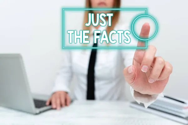 Skriver och visar text Just The Facts. Begreppet mening att ha rätt information om de exakta detaljerna Undervisning nya idéer och mönster, Abstrakt professor ger föreläsningar — Stockfoto