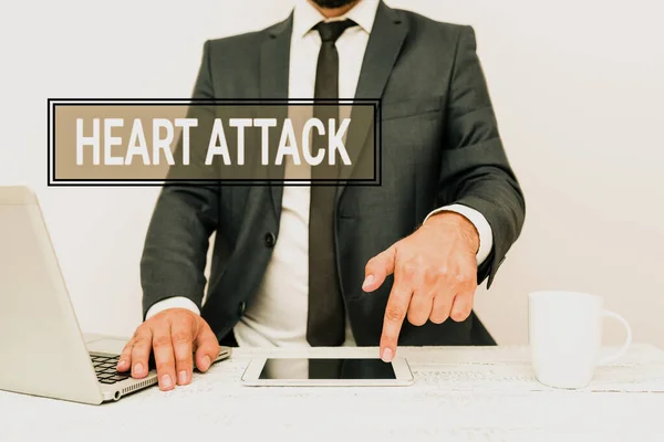 Heart Attack metni gösteriliyor. Ölümle sonuçlanan koroner trombozun ani ortaya çıkışı. Uzaktan Ofis Çalışması Çevrimiçi Akıllı Telefon Ses ve Video Çağrısı — Stok fotoğraf